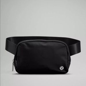 New With Tag Lululemon Everywhere Belt Bag Black extension strap